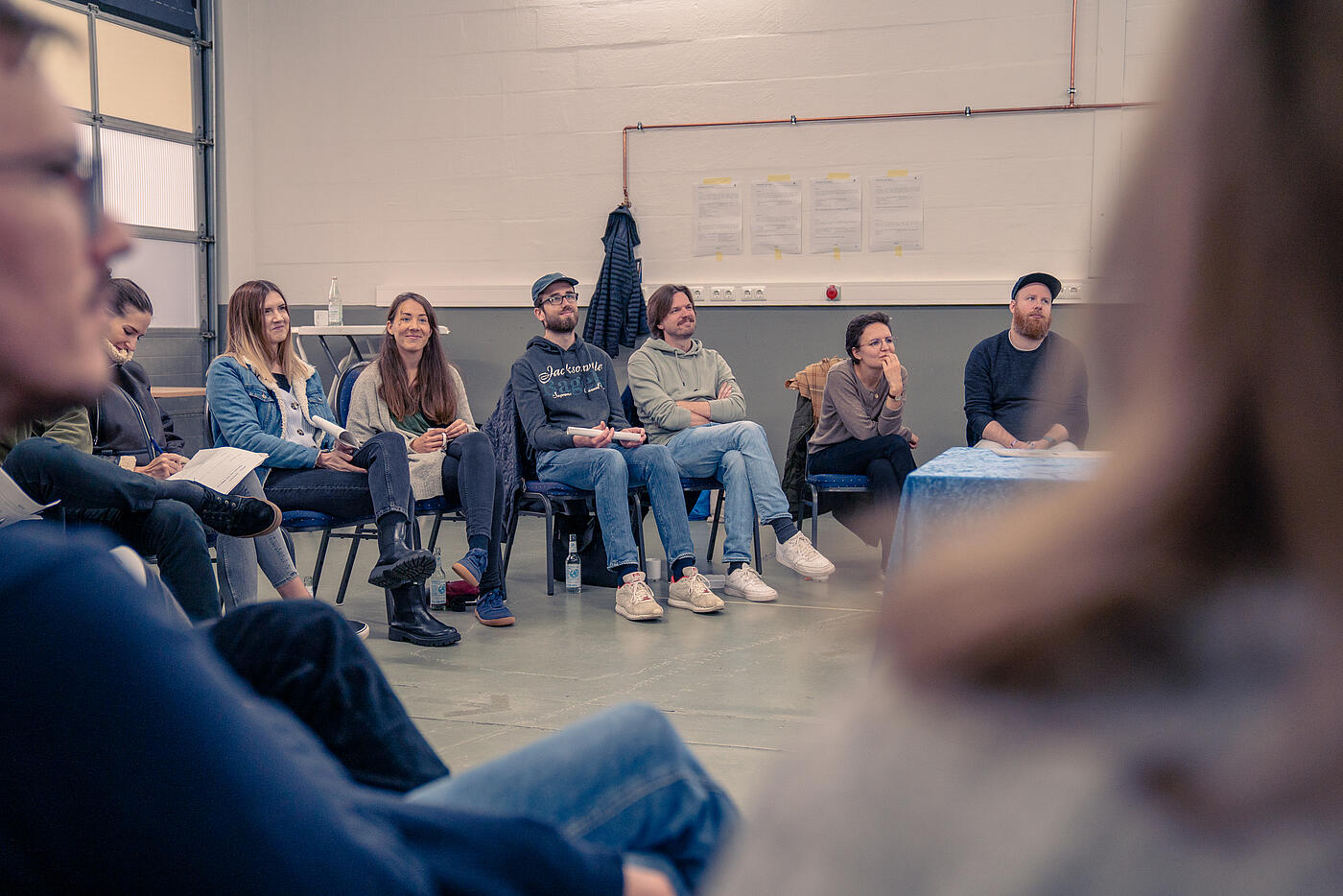 Das Team von visuellverstehen bei der Klausurtagung 2023 in einer großen Halle.