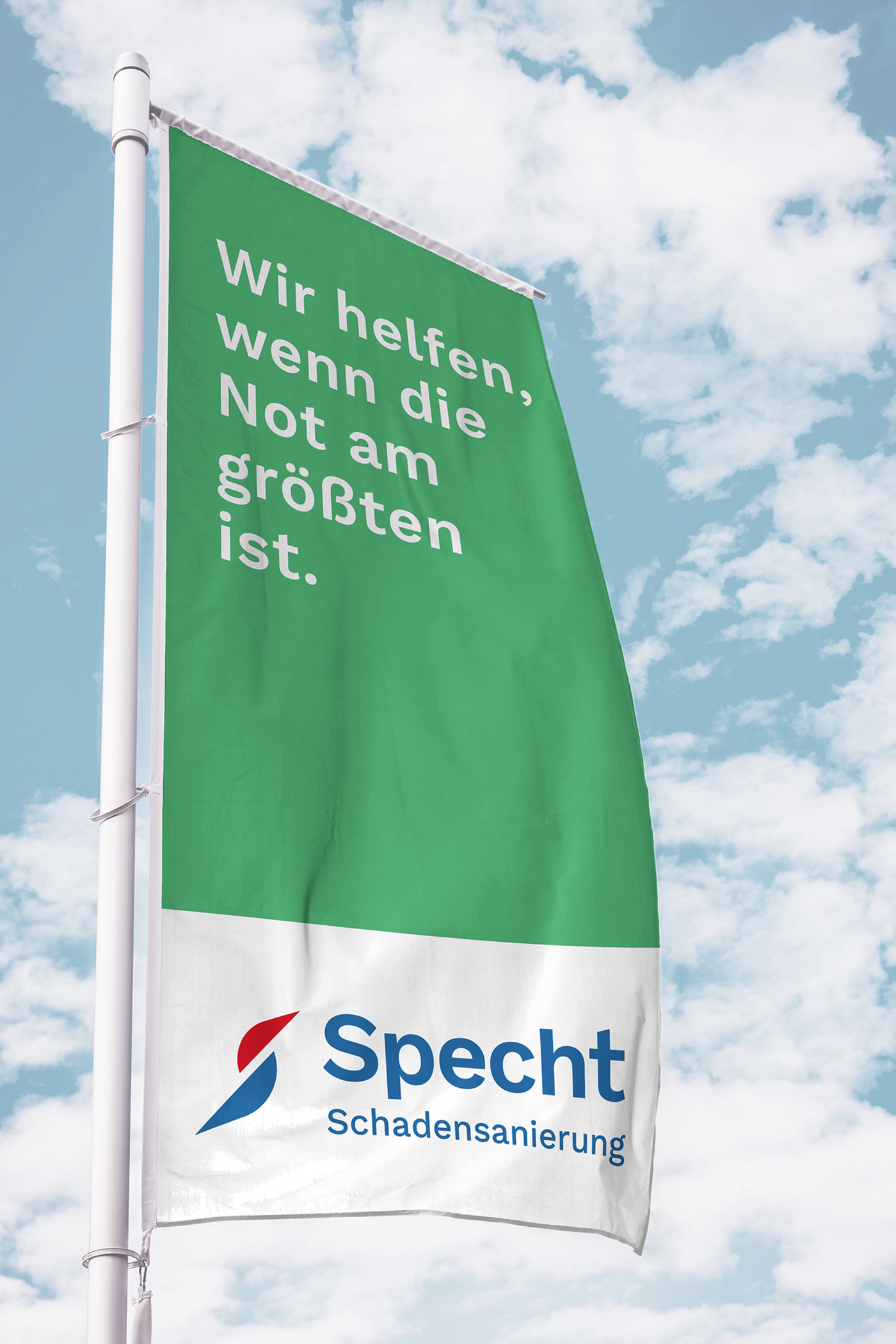Eine grüne Flagge vor blauem Himmel mit dem Claim der Firma Specht GmbH: "Alles wird gut."