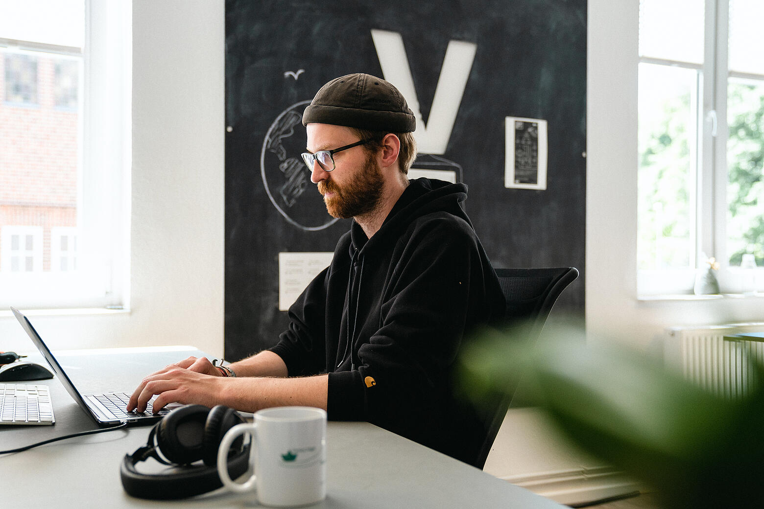 Ein Mitarbeiter an seinem Arbeitsplatz in der Agentur visuellverstehen.