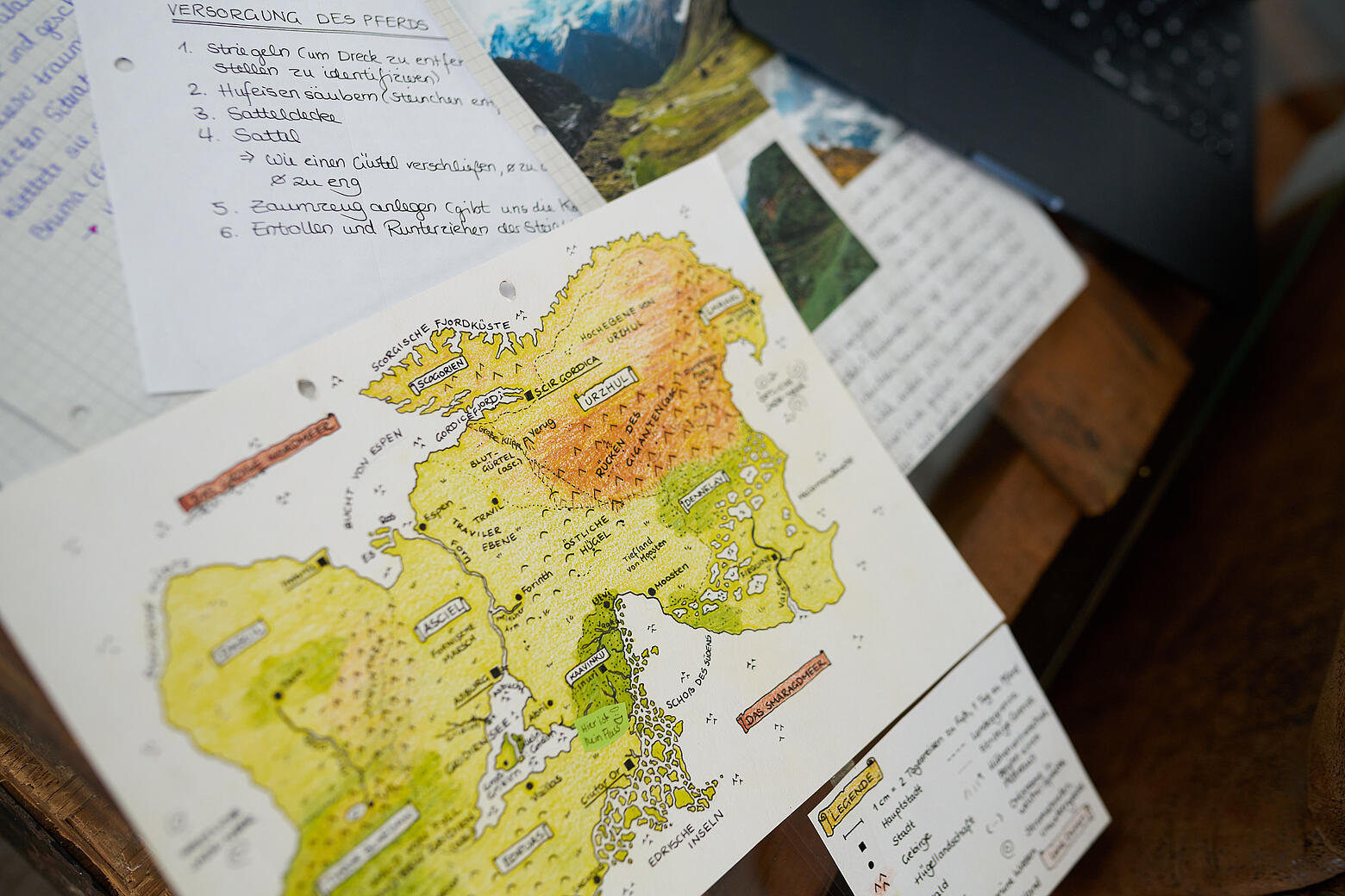 Handgezeichnete Landkarte von Asciel sowie umliegende Regionen.