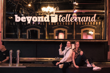 Zwei Teammitglieder von visuellverstehen posieren vor dem Schriftzug Beyond Tellerrand.