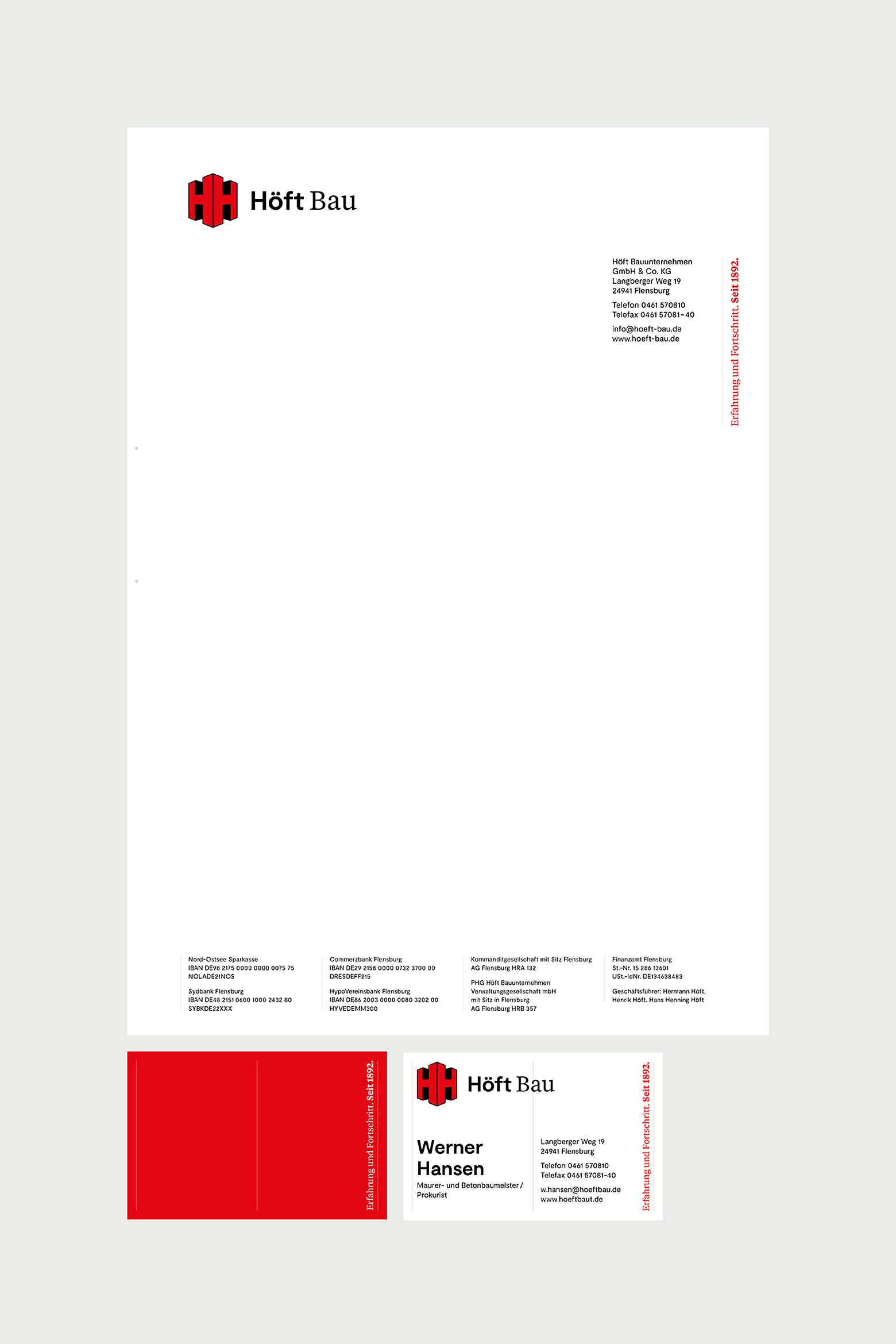 Geschäftsausstattung im neuen Corporate Design: Ein Schreibblock und Visitenkarten mit dem Logo von Höft.