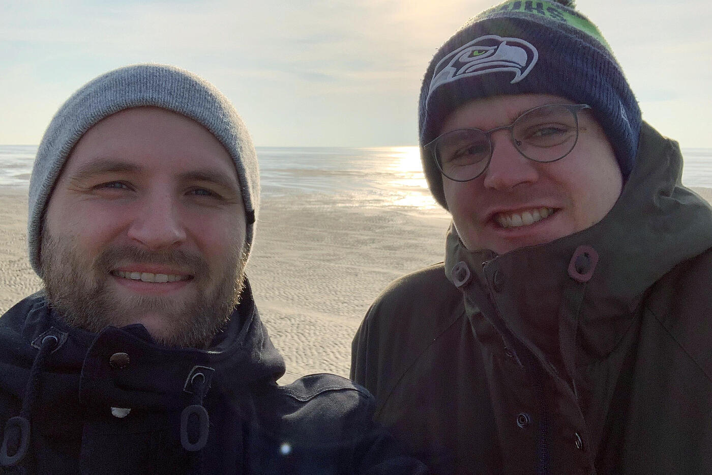 Zwei Mitarbeiter von visuellverstehen am Strand in der Nahaufnahme.