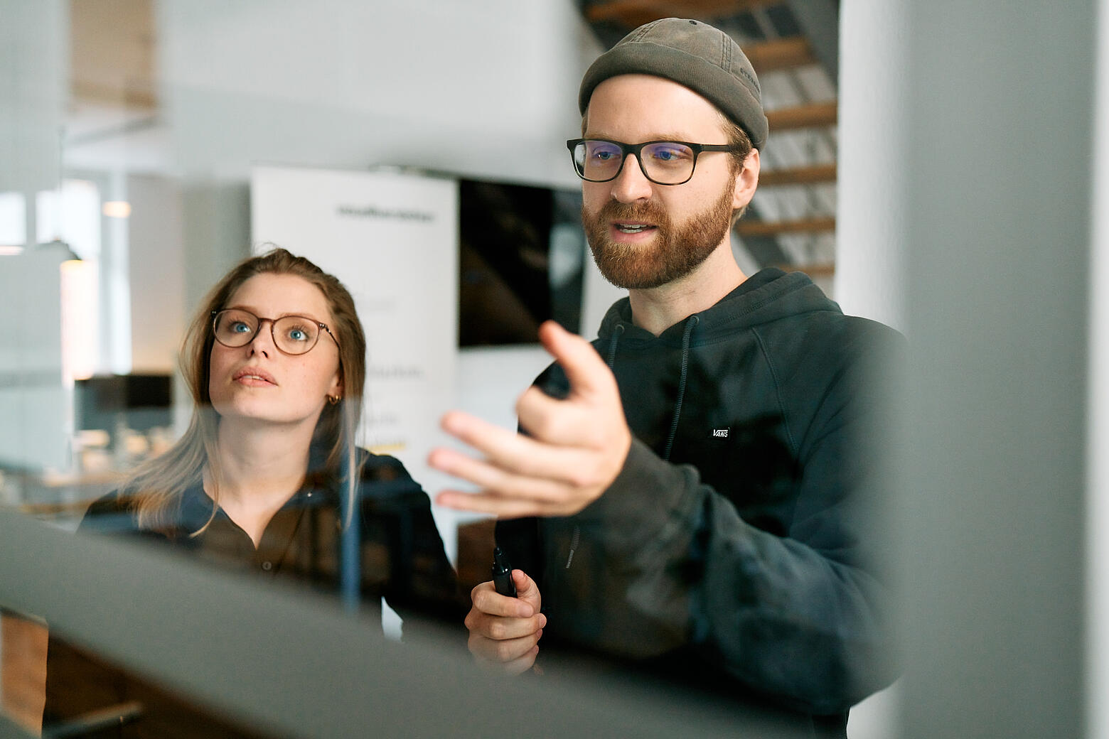 Zwei Mitarbeitende aus dem visuellverstehen-Team bei der Besprechung eines Projekts.