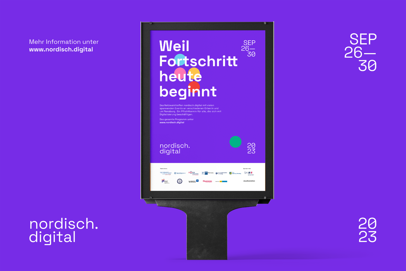 Auf violettem Hintergrund zeigt ein Citylight ein Poster mit der Aufschrift Weil Fortschritt heute beginnt.