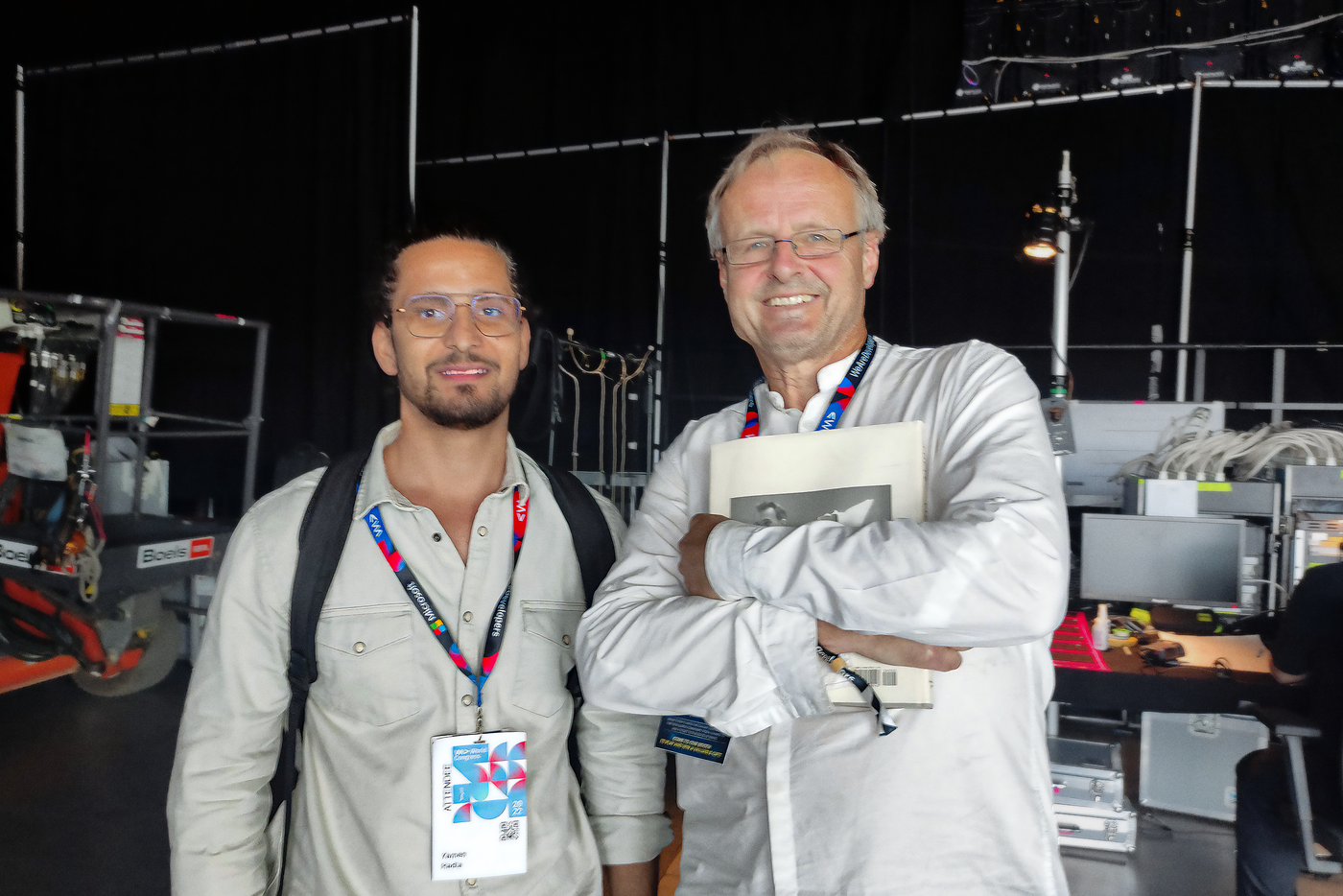 Zwei Mitarbeitende von visuellverstehen posieren auf einer Konferenz.