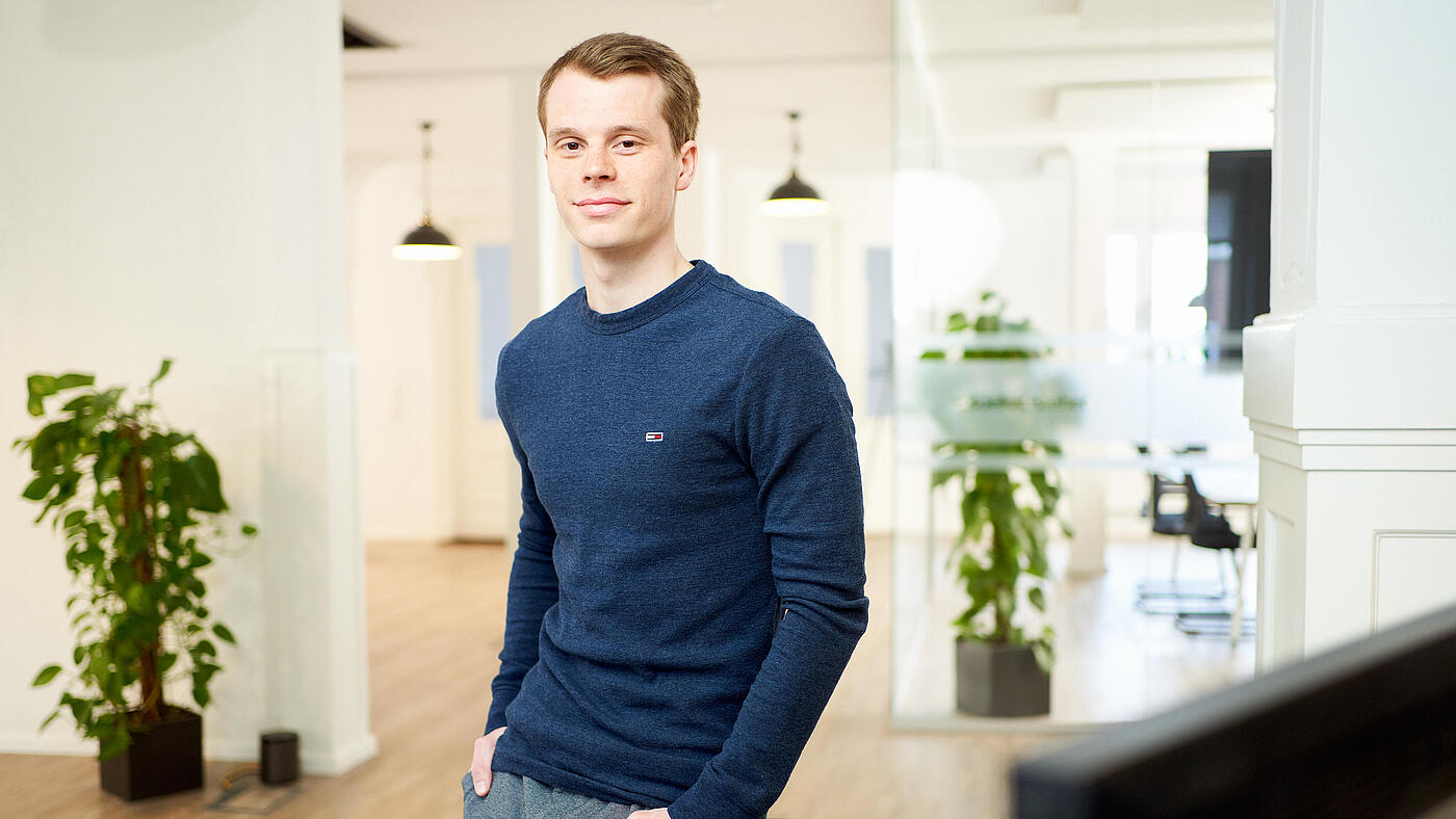 Porträt eines Mitarbeiters von visuellverstehen in den modernen Büroräumen der Digitalagentur.