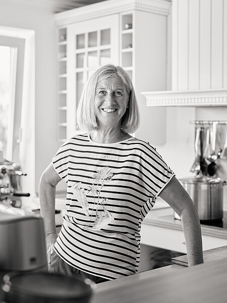 Porträt einer Köchin von visuellverstehen in der Küche der Digitalagentur, schwarz-weiß.