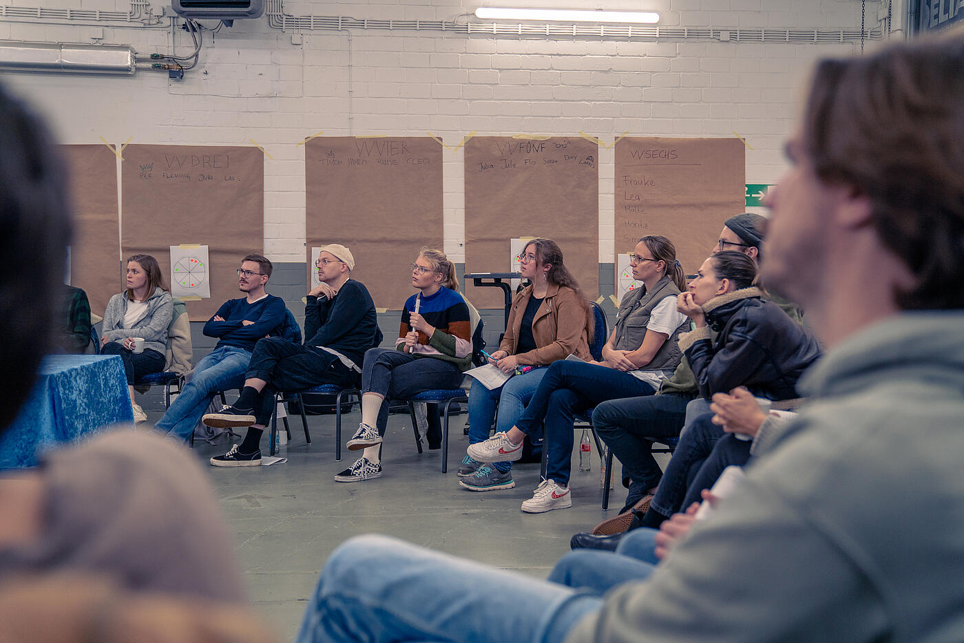 Das Team von visuellverstehen bei der Klausurtagung 2023 in einer großen Halle, hier ein anderer Ausschnitt des Teams.