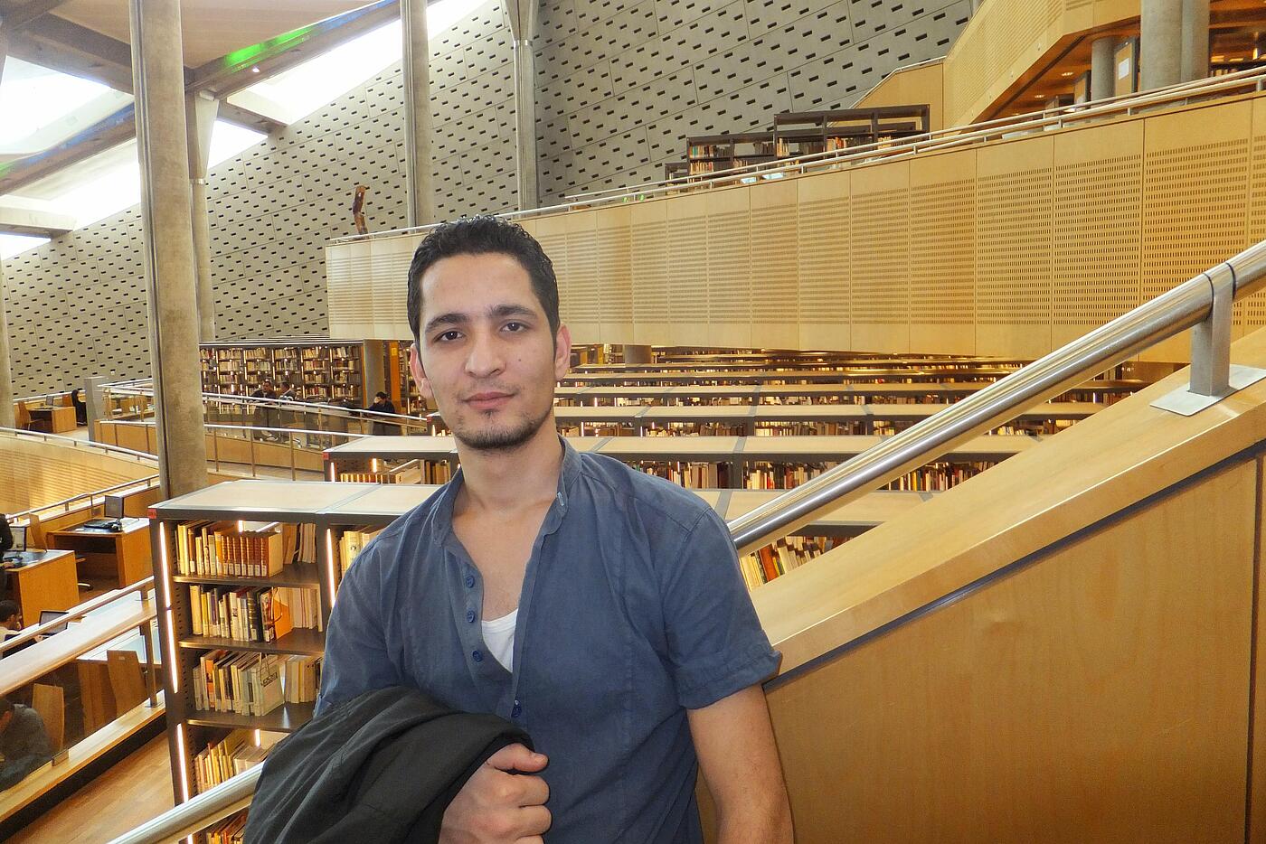 Ein Mitarbeiter von visuellverstehen in der Bibliothek von Alexandria.