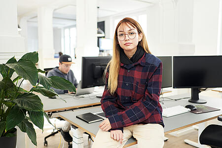 Porträt einer Mitarbeiterin von visuellverstehen in den modernen Büroräumen der Agentur.
