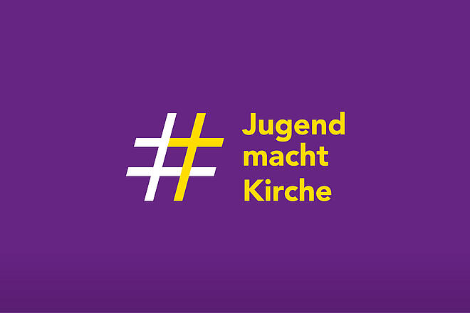 Das Jugend-macht-Kirche-Kampagnen-Logo auf violettem Hintergrund.