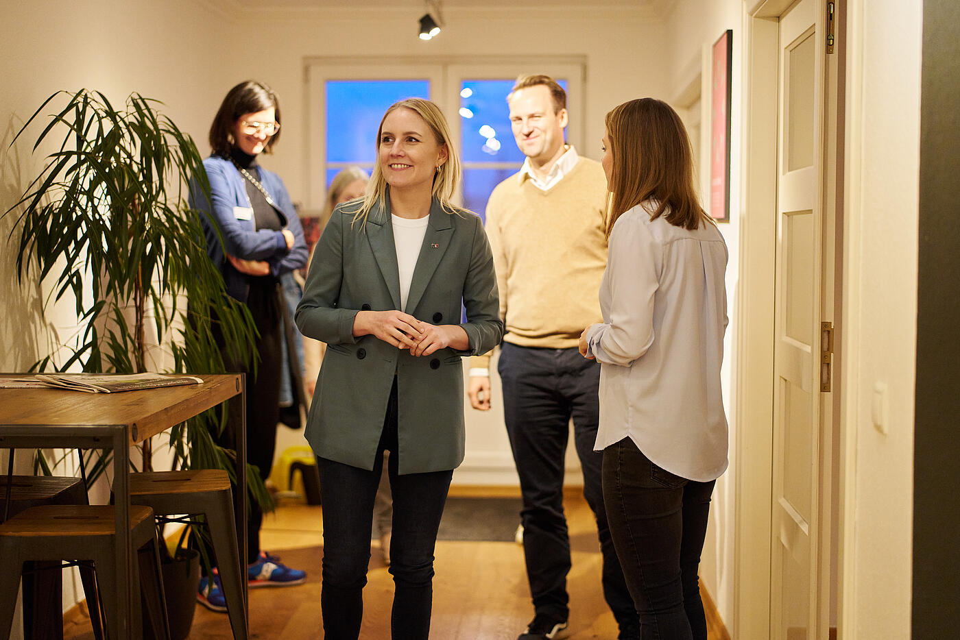 Julia Carstens zu Besuch bei visuellverstehen in Flensburg, um sie herum mehrere andere Personen.