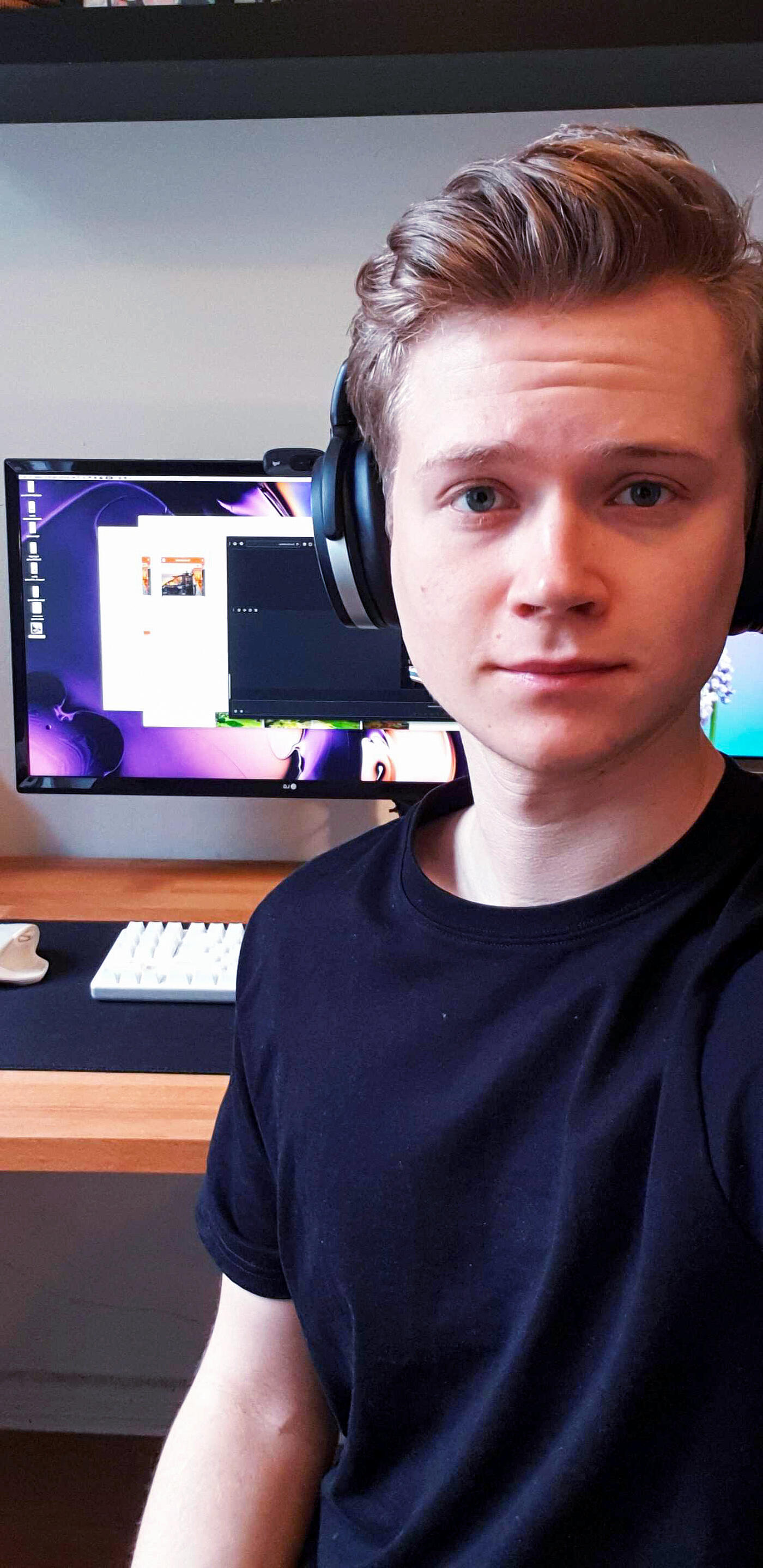 Ein Freund von visuellverstehen lässt sich für den Imagefilm 2018 im Büro interviewen.
