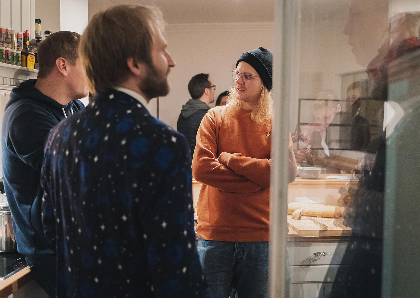 Mitarbeitende von visuellverstehen beim Punschen in den modernen Büroräumen des Unternehmens.