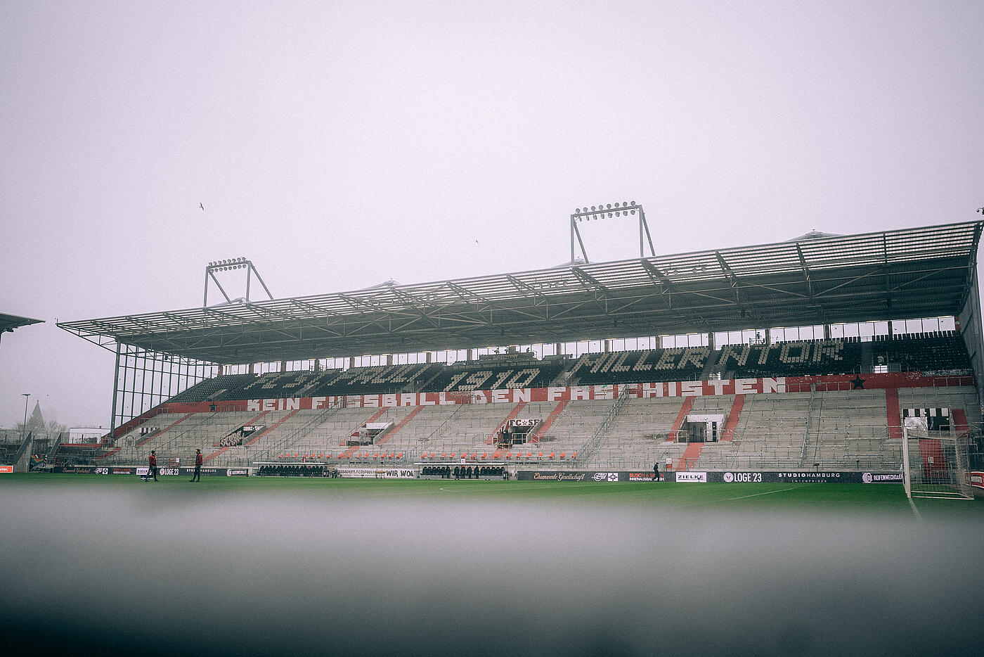 Blick auf eine der Tribünen im Millerntorstadion, im Vordergrund der Rasen.