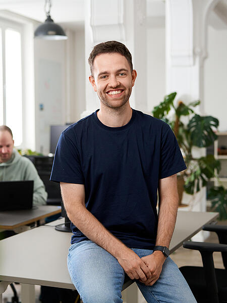 Niklas Knittel auf einem Portraitfoto im Büro