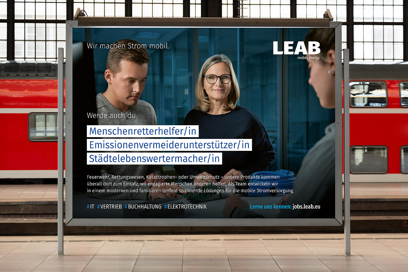 Ein Plakat-Mockup an einem Bahnhof zeigt eins der Banner, die im Rahmen der Employer Branding-Kampage für LEAB entwickelt wurden.