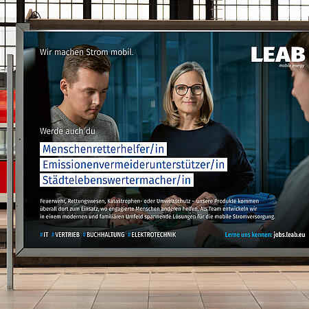 Ein Plakat-Mockup an einem Bahnhof zeigt eins der Banner, die im Rahmen der Employer Branding-Kampage für LEAB entwickelt wurden.