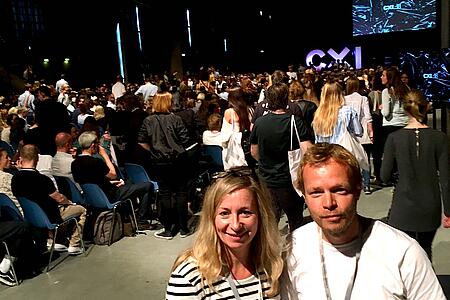 Zwei Mitarbeitende von visuellverstehen vorm Publikum der CXI-Konferenz in Berlin.