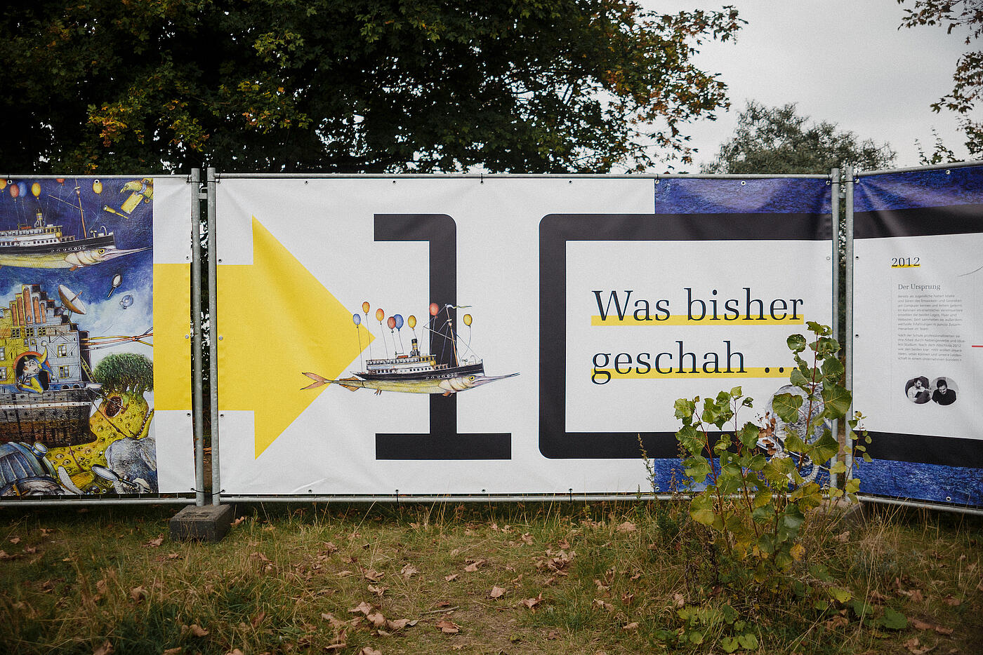 Auf dem Jubiläumsfest im Piratennest visualisiert eine lange Plakatwand die Historie des Unternehmens.