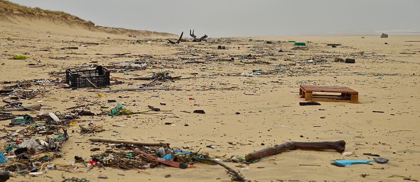 Ein Strand voller Müll.