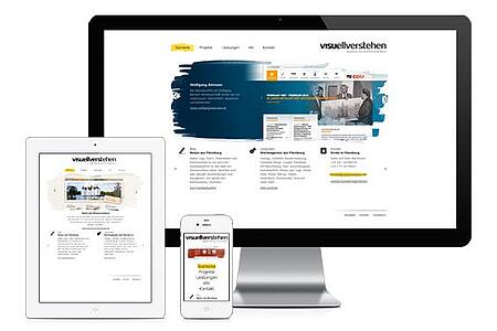 MockUps der ersten Website von visuellverstehen auf Computerbildschirm, Tablet und Smartphone.