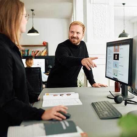 Zwei Personen aus dem Team von visuellverstehen in den lichtdurchfluteten Räumen der Agentur.