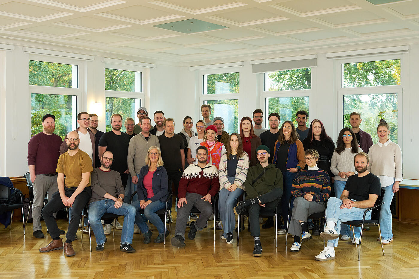 Das Team von visuellverstehen auf einem Gruppenbild im Saal der Akademie Sankelmark.