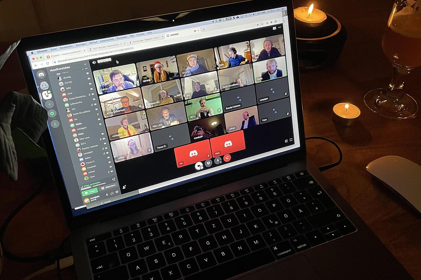 Ein aufgeklappter Laptop mit einer Videositzung des Teams von visuellverstehen, daneben weihnachtliche Dekoration.