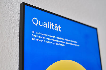 Ein buntes Bild mit einem der Werte von visuellverstehen an einer weißen Wand, im Close-Up.