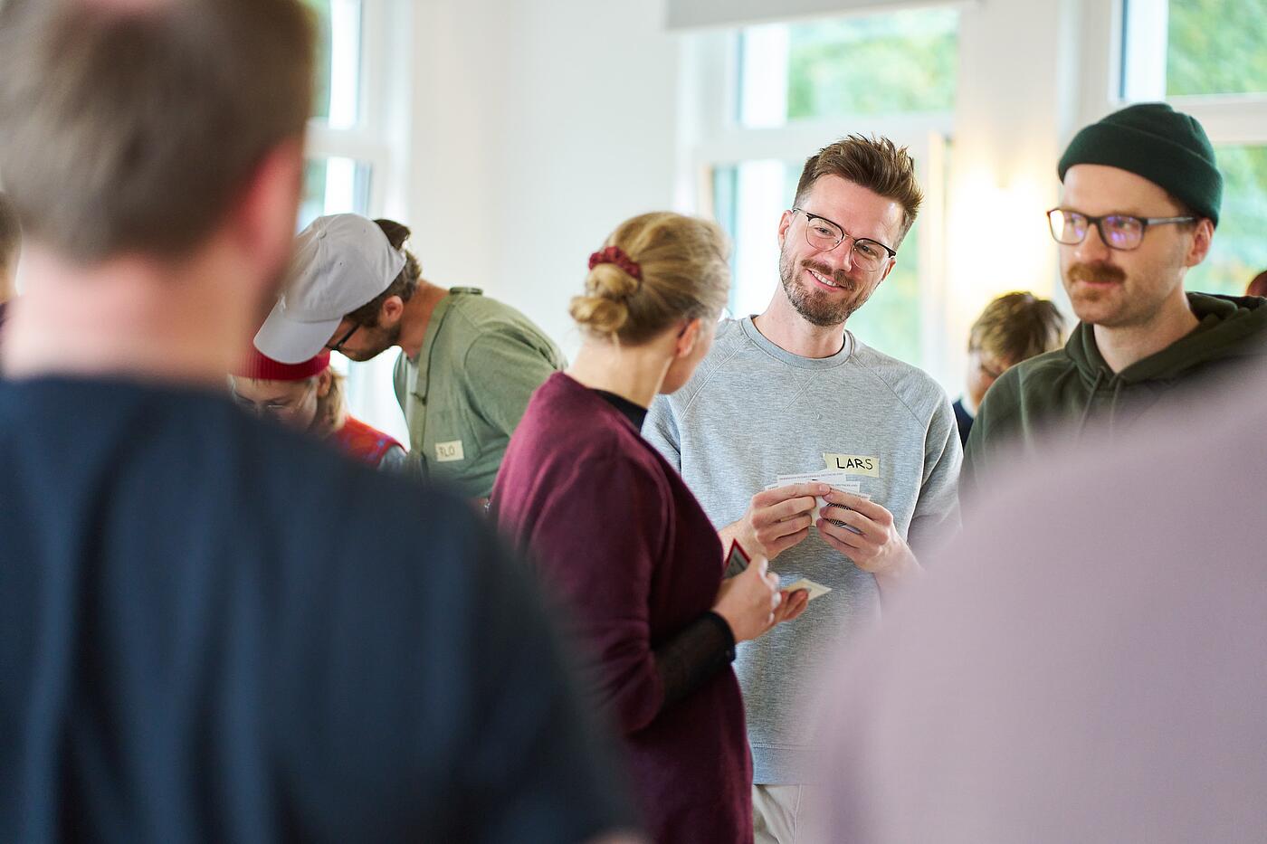 Zwei Mitarbeitende von visuellverstehen unterhalten sich.
