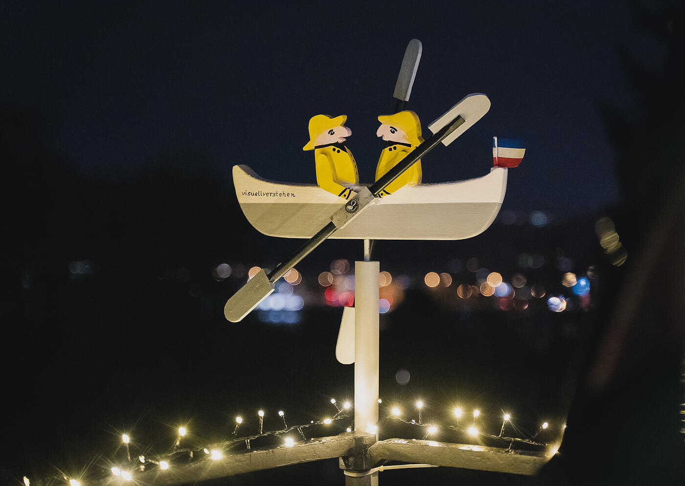Weihnachtlich erleuchtetes Windspiel auf der Dachterrasse von visuellverstehen.