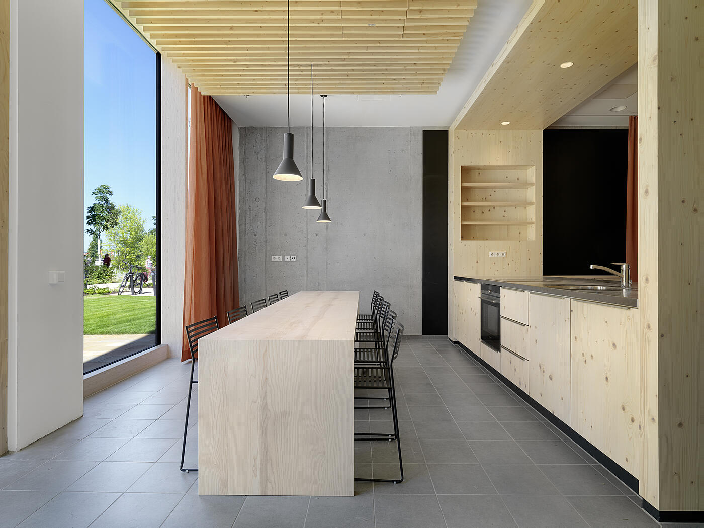 Eine moderne Küche mit klaren Linien und Holzinterieur.