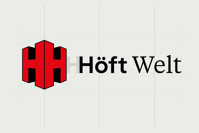 Das dreidimensionale, rote Höft-Logo auf hellgrauem Hintergrund. Daneben steht der Schriftzug „Höft Welt".