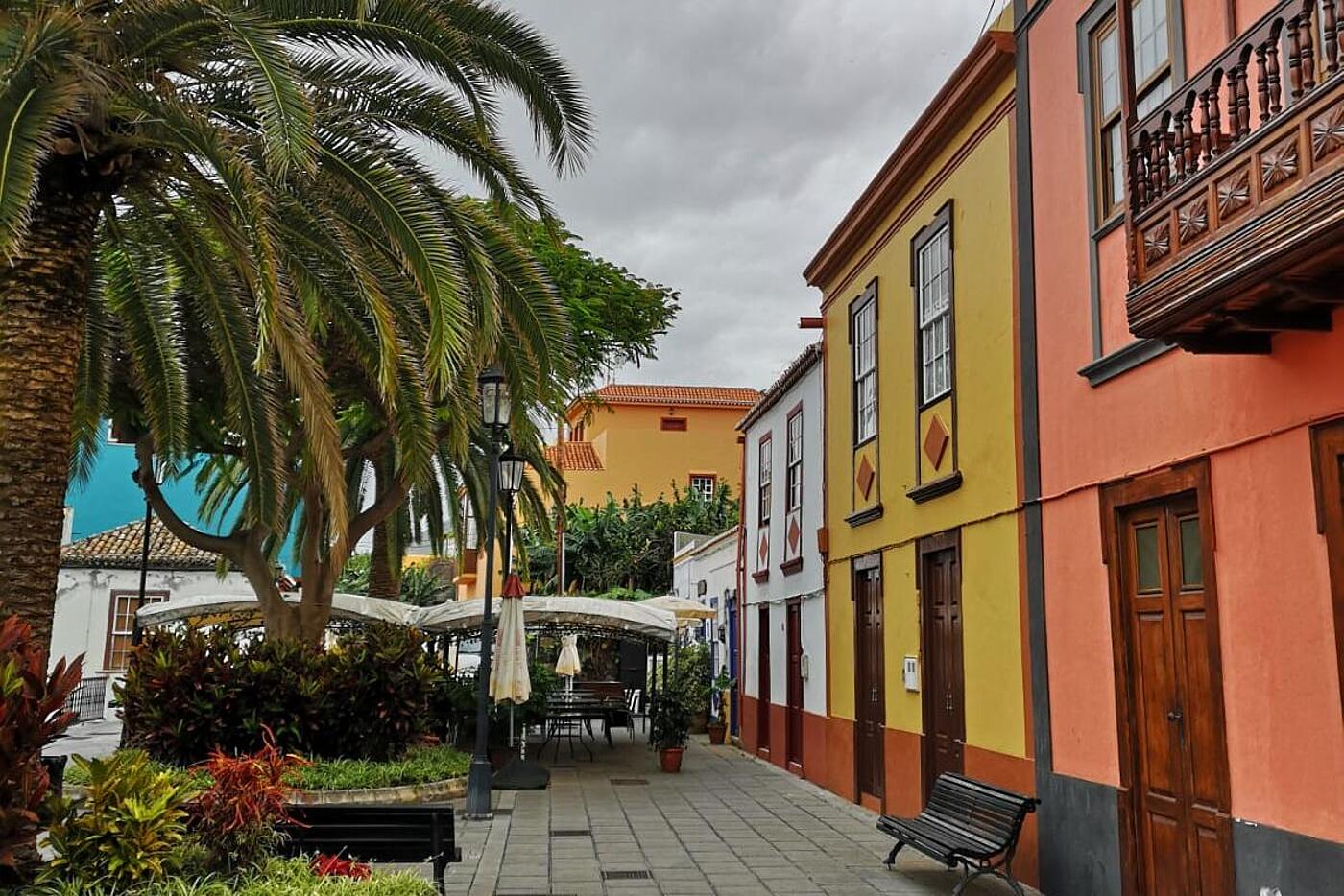 Ein Blick in die Straßen von La Palma, mit bunten Fassaden und Holzbalkonen.