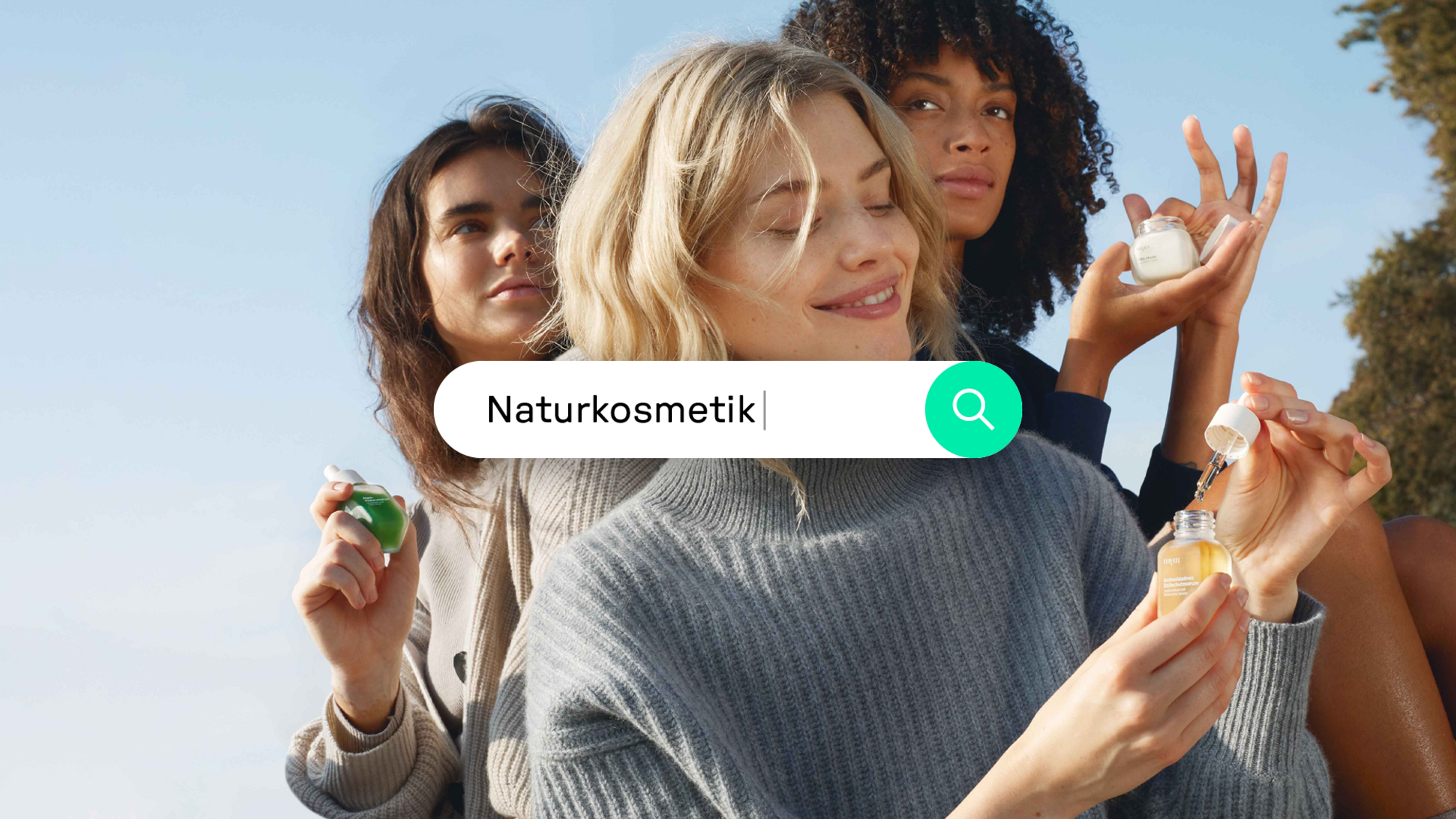 Eine Grafik zeigt vor einem Foto von drei jungen Frauen, die nkm-Produkte anwenden, eine Suchmaschinenmaske mit dem Suchbegriff Naturkosmetik.