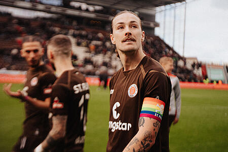 Spieler des FC St. Pauli gehen im Millerntorstadion übers Feld.