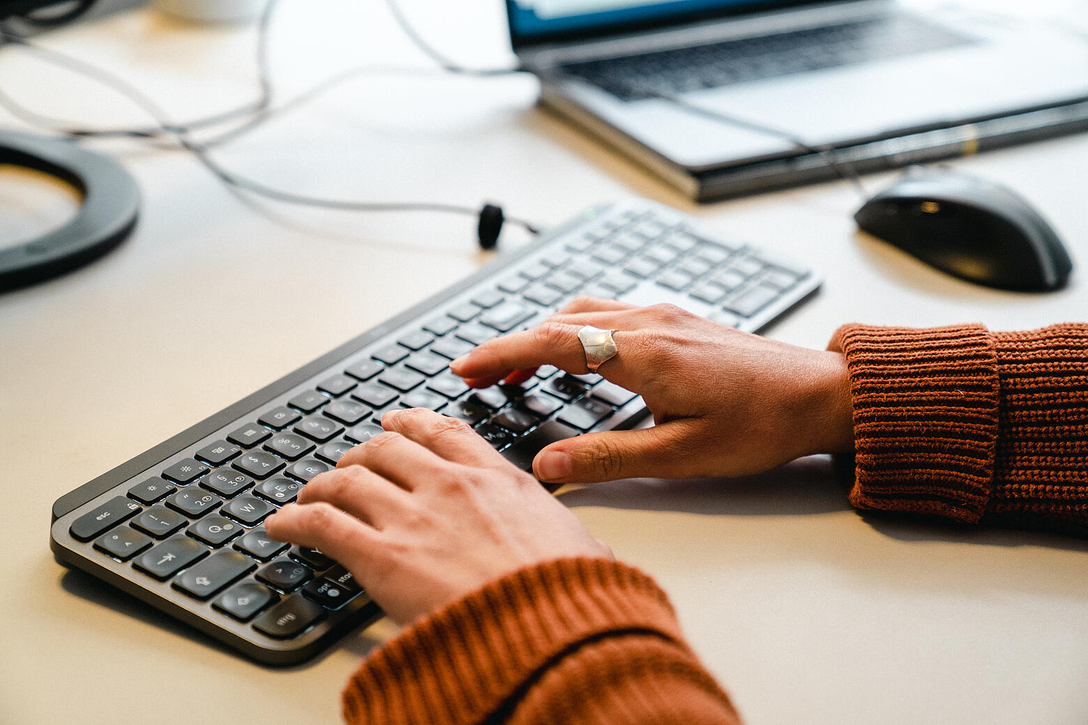 Zwei Wände tippen auf einer Tastatur.