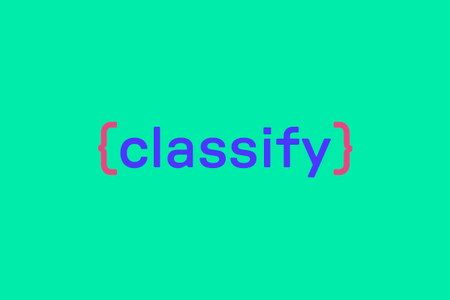 Das Wort classify in blauer Schrift und roten Klammern auf grünem Hintergrund.