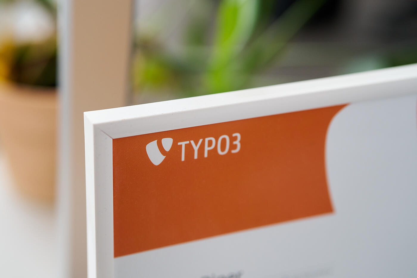 Nahaufnahme des TYPO3 Zertifikates mit dem TYPO3-Logo im Fokus.