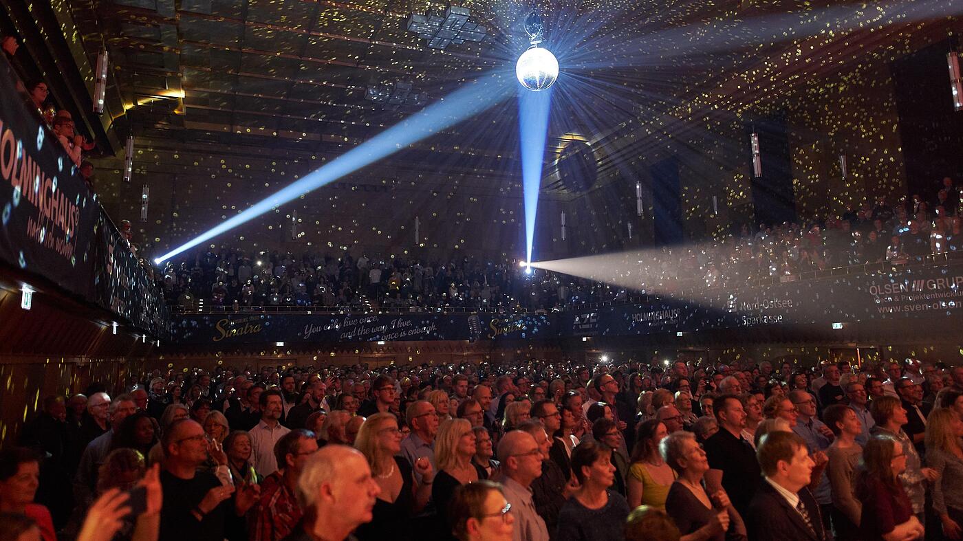 Der Saal des Deutschen Hauses in Flensburg ist bei der Veranstaltung Flensburg-singt-Sinatra voll besetzt.