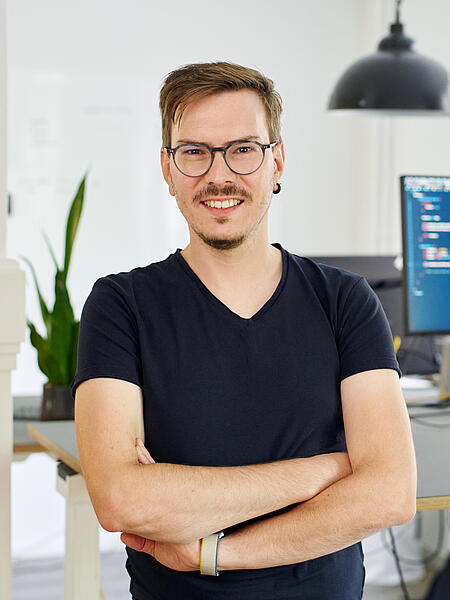 Porträt eines Mitarbeiters von visuellverstehen in den modernen Büroräumen der Digitalagentur.