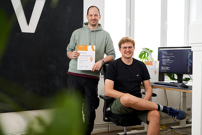 Philipp und Timon zeigen ihr TYPO3-Zertifikat.