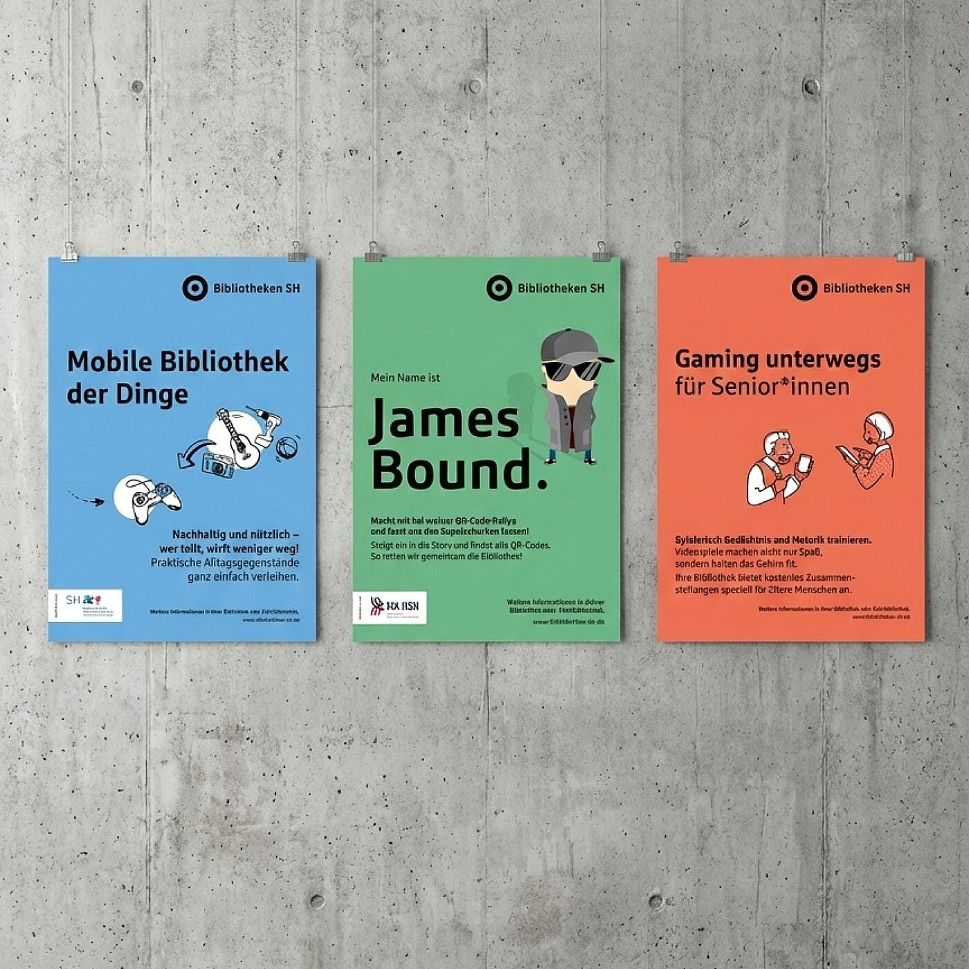 Drei verschiedene Plakate im Branding von Bibliotheken SH hängen an einer grauen Betonwand.
