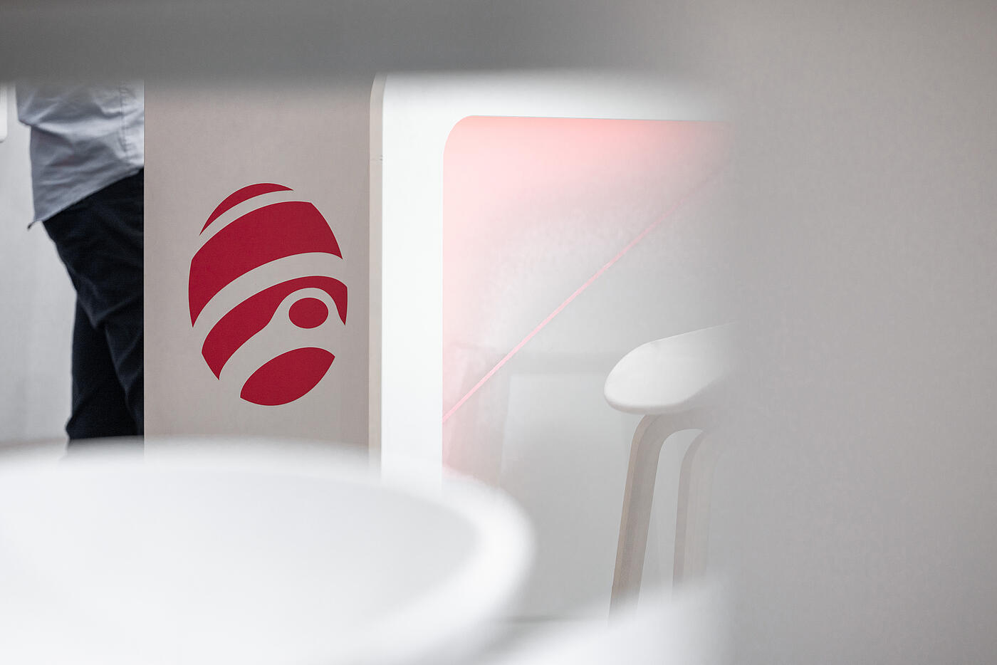 Ausschnitt eines Messestands fürs Netzkontor im Close-Up. Das neu entwickelte rote Logo ist zu sehen.