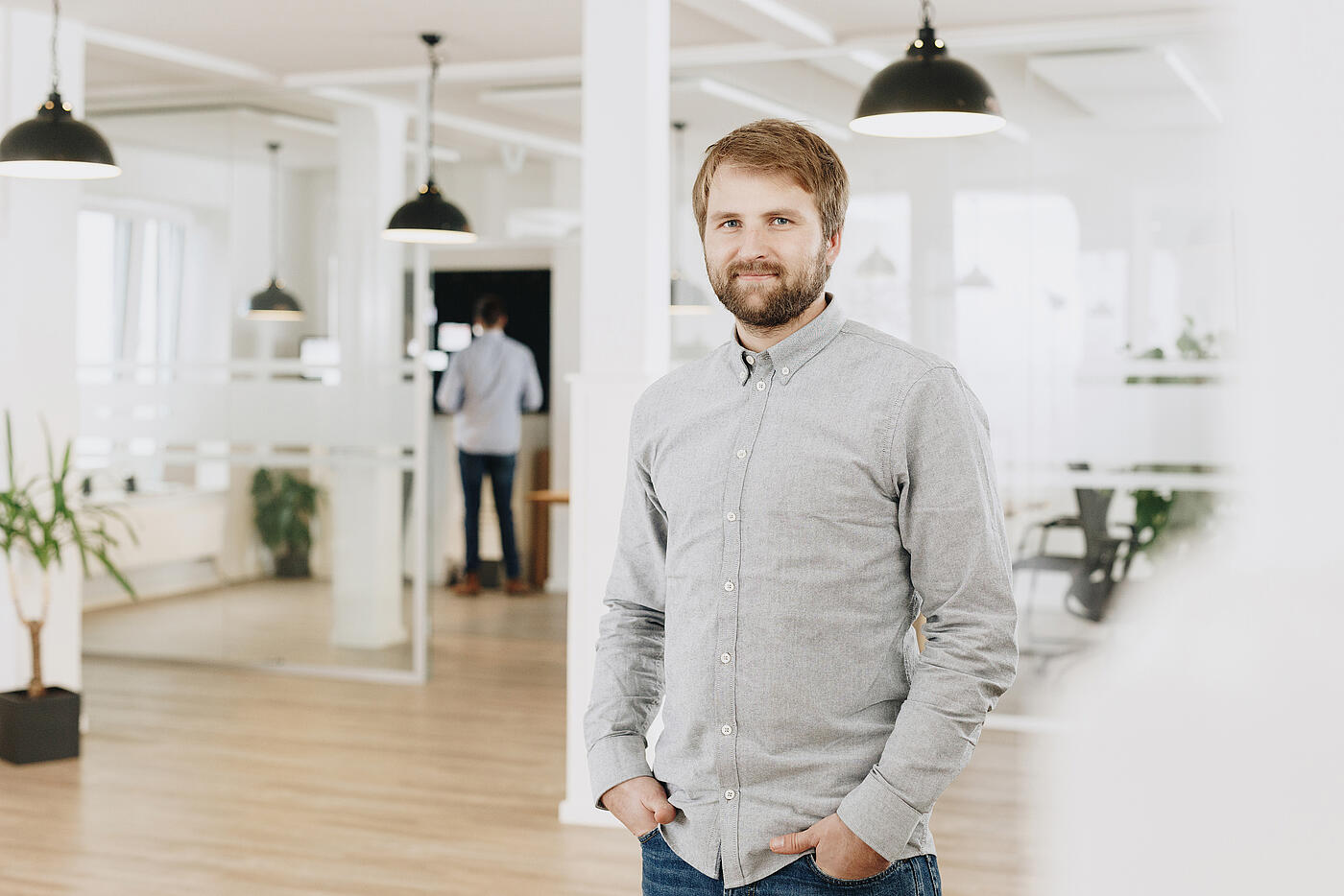 Porträt eines der beiden Geschäftsführer von visuellverstehen in den modernen Büroräumen der Digitalagentur.