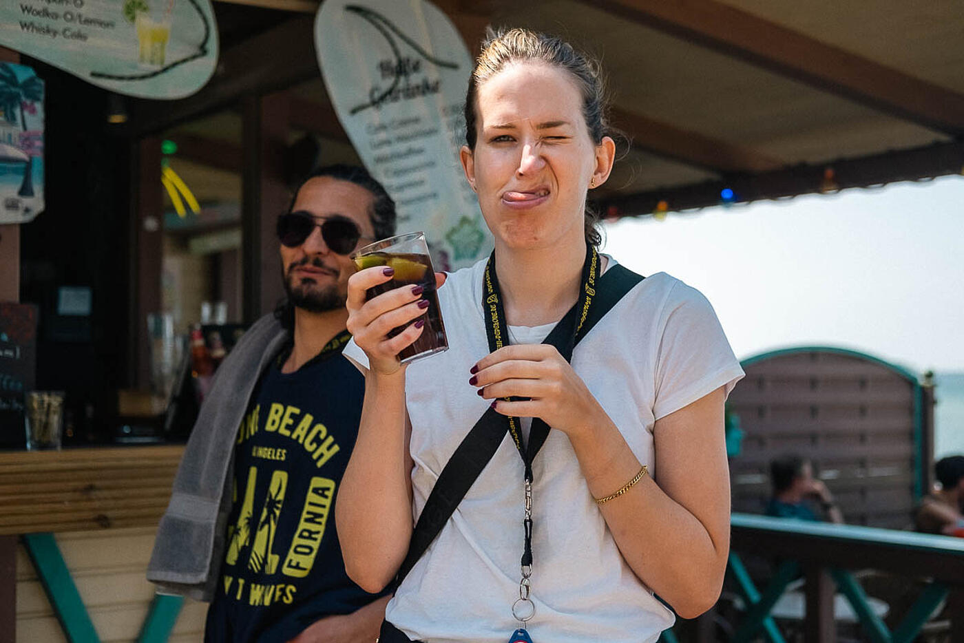 Mitarbeitende von visuellverstehen beim Sommerfest 2022 an der Bar.