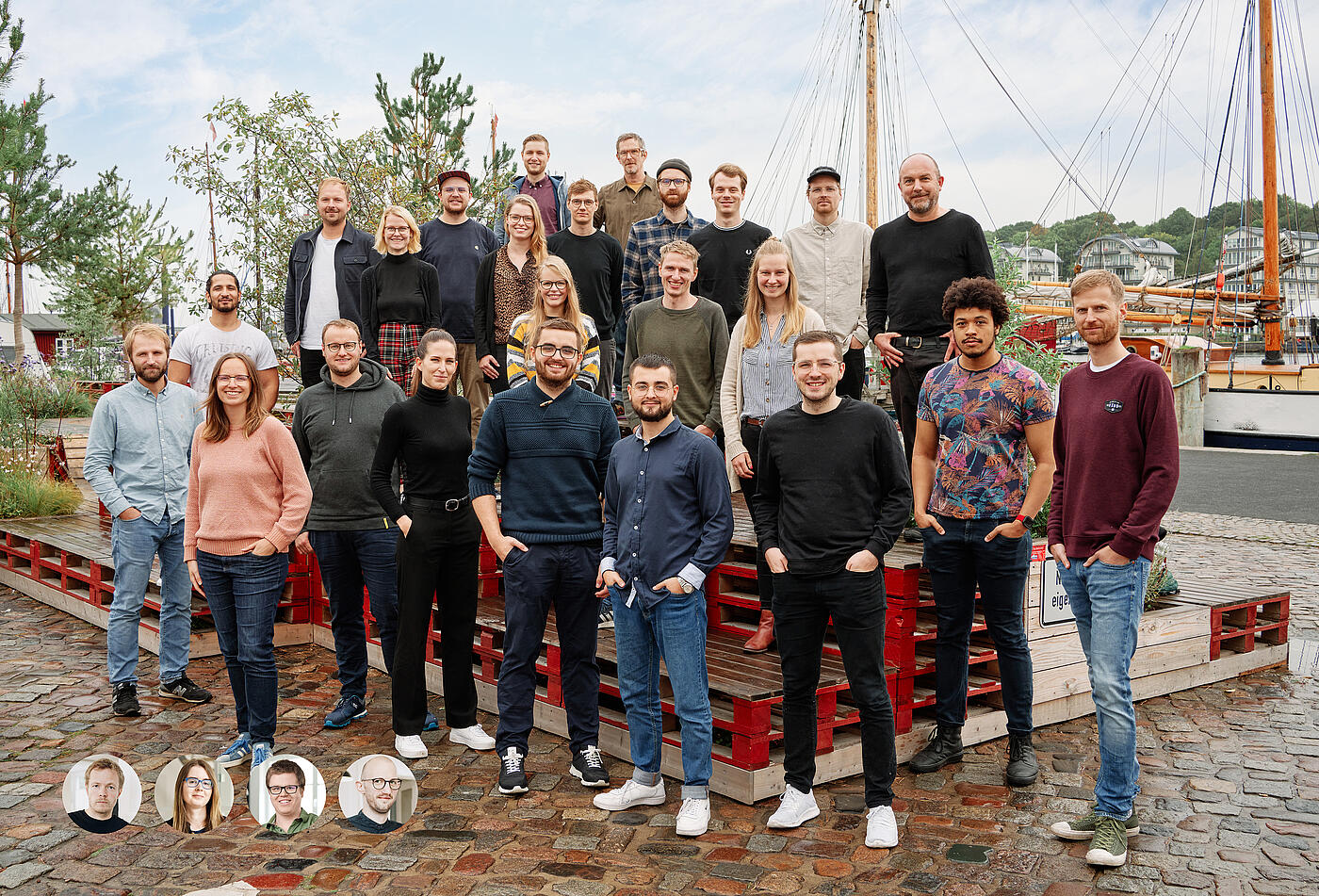 Das visuellverstehen-Team posiert am Flensburger Hafen.