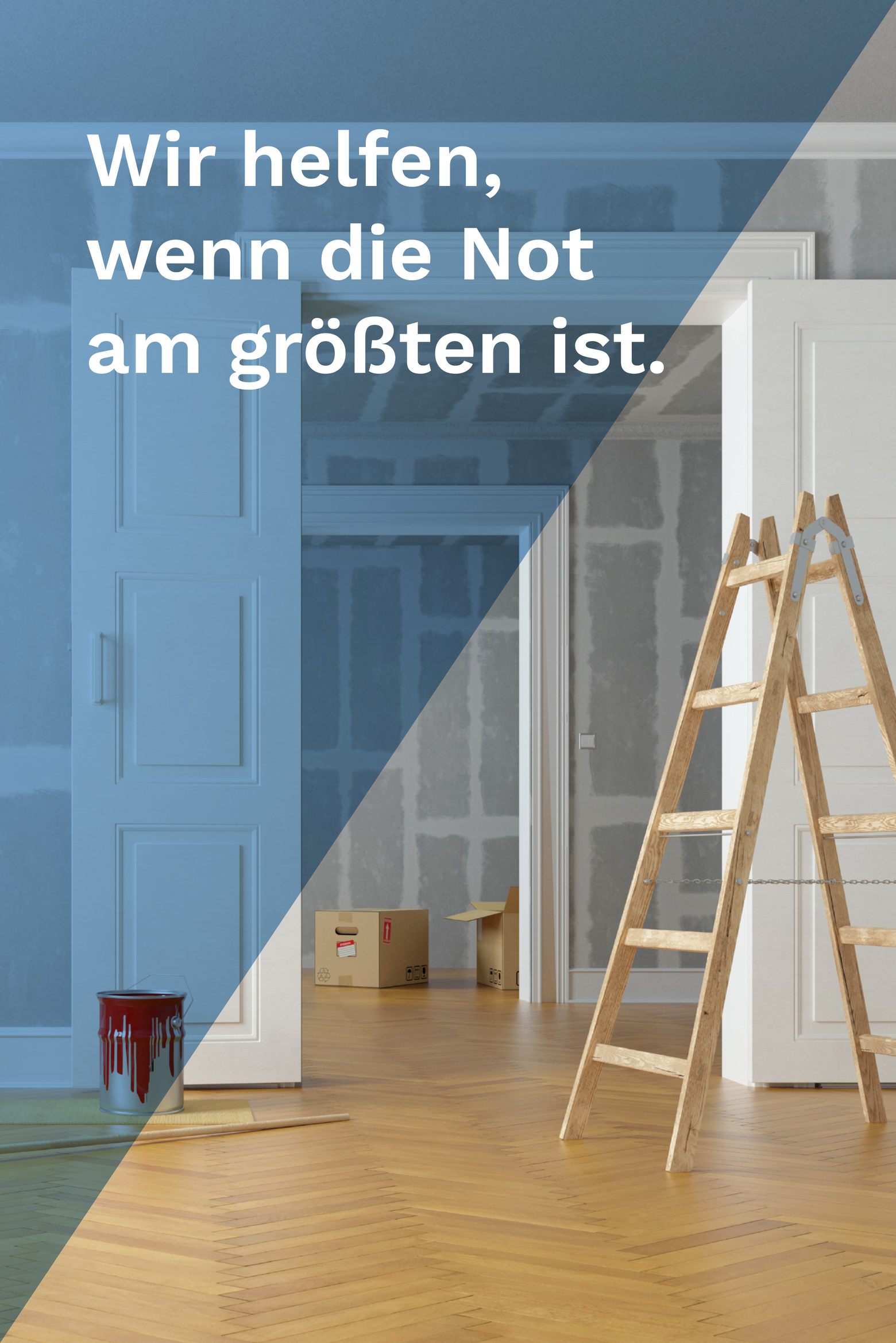 Blick in einen Raum, der gerade renoviert wird: Rechts steht eine Holzleiter, der Boden ist mit Parkett ausgelegt, die Wände sind noch unverputzt. Es sieht sauber und ordentlich aus. Darüber prangt der Schriftzug „Wir helfen, wenn die Not am größten ist."